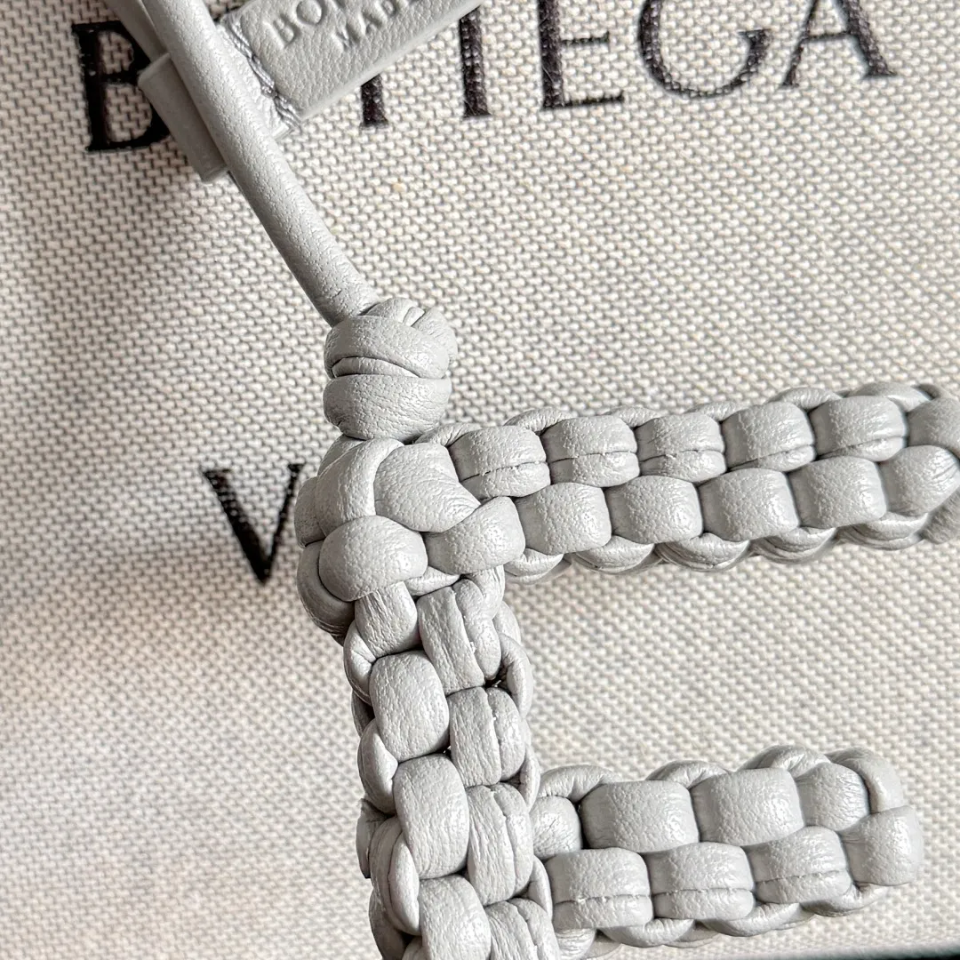 Batch 420 Let’s see what new cute little thing BV has released~ It’s this letter pendant, which is different from the puppy pendant. The weaving of this letter is more three-dimensional, and the material is very solid, and it is not easy to deform even if it is folded. Style number: E